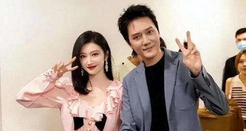 明星情侣街头约会被拍现场图